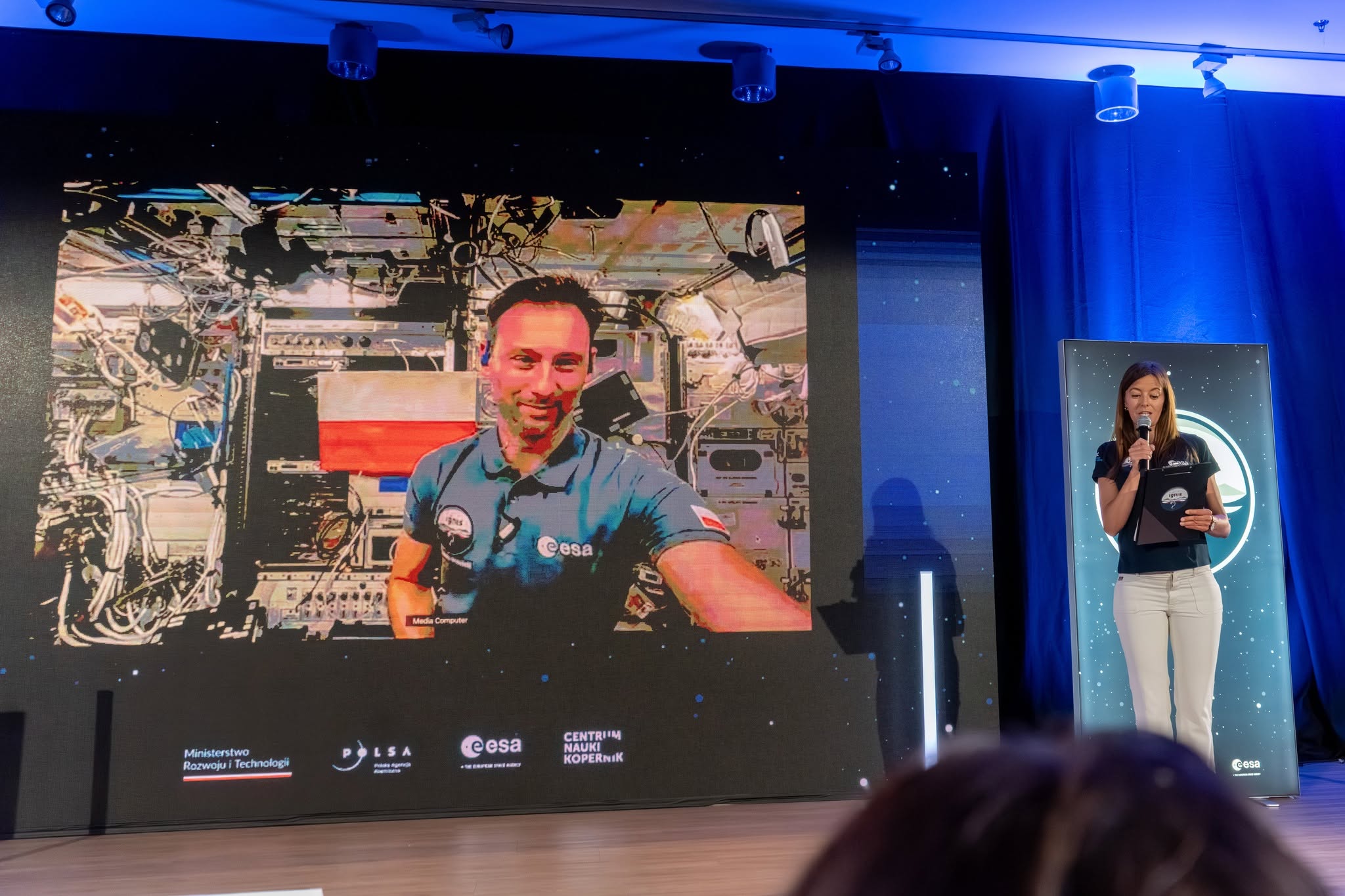 astronauta z ISS łaczy się z rozmówcami na ziemi