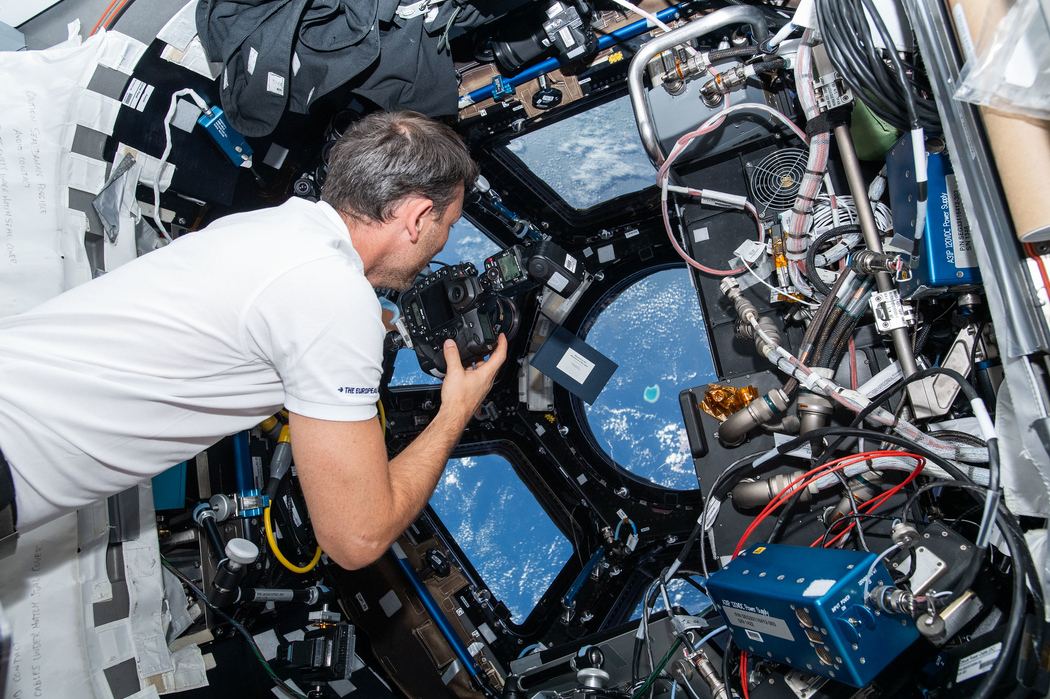 astronauta pracuje i widok nieba z Cupoli