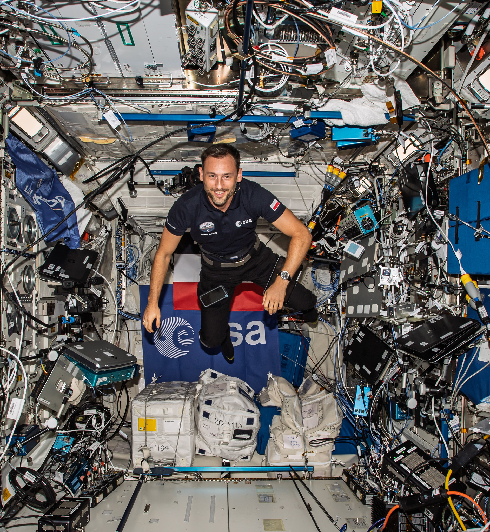 astronauta wewnątrz laporatorium na ISS