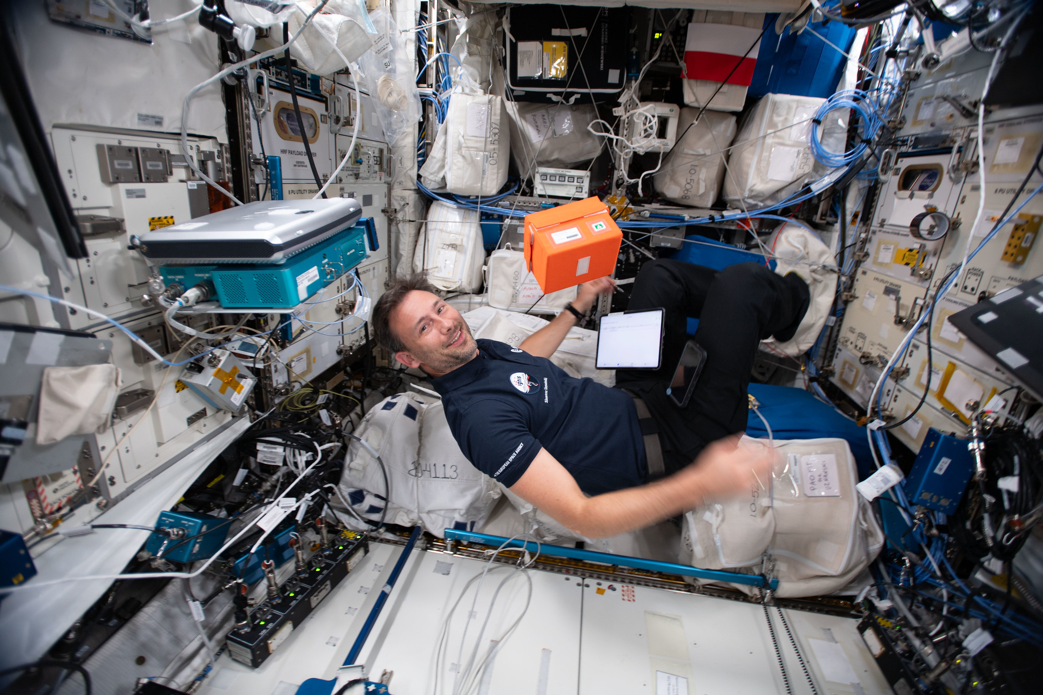 astronauta w laboratorium kosmicznym