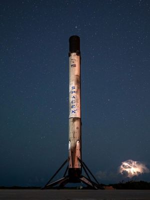 Na zdjęciu widać rakietę Axiom-4 przed startem w tle ciemne niebo
